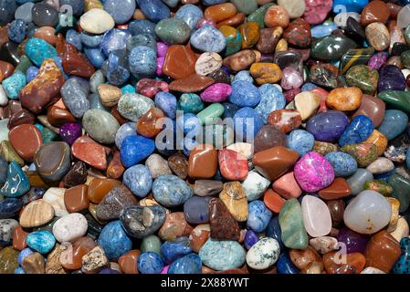 Un tas d'agates colorées, de quartz et d'autres spécimens de pierres polies, vendus à la livre dans une boutique de cadeaux en Arizona Banque D'Images