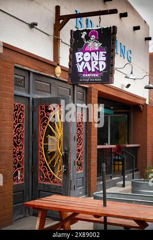 Entrée à un favori local, la Boneyard Cantina, par Icebox Brewing, avec sièges de patio NM, spécialisée dans la bière artisanale dans le centre-ville, Las Cruces, NM Banque D'Images