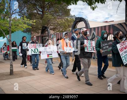 Soutien à la Palestine et protestation anti-israélienne par les gens contre la guerre à Gaza vu devant la No Strings Theater Company à Las Cruces, NOUVEAU-MEXIQUE Banque D'Images