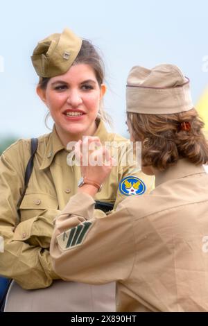 Soldats féminins de l'armée AMÉRICAINE au temps des Helices Air Show 2024 à la Ferté-Alais, France Banque D'Images