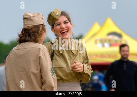 Soldats féminins de l'armée AMÉRICAINE au temps des Helices Air Show 2024 à la Ferté-Alais, France Banque D'Images