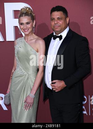 Cannes, France. 23 mai 2024. Celina Locks et Ronaldo Luís Nazário de Lima arrivant à l'amfAR Gala Cannes 2024, Hôtel du Cap Eden Roc. Dans le cadre de la 77ème édition du Festival de Cannes. Crédit : Doug Peters/EMPICS/Alamy Live News Banque D'Images