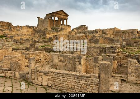 Vue du Capitole dans le site archéologique de Dougga au nord-ouest de la Tunisie Banque D'Images