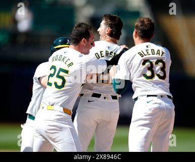 Oakland, États-Unis. 23 mai 2024. Tyler Soderstrom (21) de l'Oakland Athletics est félicité par ses coéquipiers JJ Bleday (33) et Brent Rooker (25) après avoir dessiné une marche de quatre pas pour conduire dans la course gagnante aux dépens du lanceur de secours des Colorado Rockies Peter Lambert, non représenté, lors de la 11e manche au Coliseum d'Oakland, en Californie, le jeudi 23 mai 2024. (Photo de Jane Tyska/Bay Area News Group/TNS/Sipa USA) crédit : Sipa USA/Alamy Live News Banque D'Images