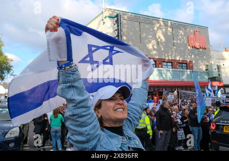 Londres, Royaume-Uni, 24 mai 2024. Des centaines de manifestants pro-israéliens se sont rassemblés devant le cinéma Phoenix à East Finchley après que le bâtiment a été dégradé par des grafitti pendant la nuit avec les mots, "dites non au lavage d'art". Une manifestation pro-palestinienne a été initialement organisée pour soutenir un boycott du festival israélien du film Seret, en prévision d'une projection documentaire sur l'attaque du festival Nova le 7 octobre. Un petit groupe de militants y a assisté et les deux partis ont été séparés par la police. Crédit : onzième heure photographie/Alamy Live Nouveau Banque D'Images