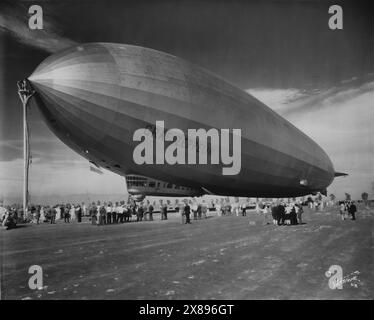 Le Graf Zeppelin sur le sol en mode attaché tout en étant observé par des foules de gens Banque D'Images