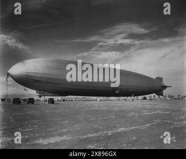 Vue du Graf Zeppelin d'un côté montrant toute la longueur du navire. Comme il est assis en arrimage sur le sol à Los Angeles. Banque D'Images