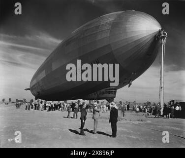 Le dirigeable/blimp le Graf Zeppelin et le mode d'arrimage au sol à Los Angeles. Un grand groupe d'hommes et de femmes debout autour de l'observation. Banque D'Images