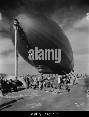 Le Graf Zeppelin sur le sol dans une position attachée avec la foule de gens assis et debout autour attendant son lancement Banque D'Images