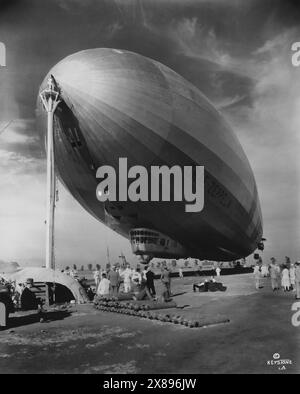 Le Graf Zeppelin sur le sol en position attachée avec un groupe d'hommes et de femmes debout autour de l'observation Banque D'Images