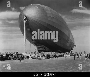 Le blimp, le Graf zeppelin, et le mode attaché sur le terrain à Los Angeles. Tandis qu'une foule de spectateurs observe. Banque D'Images