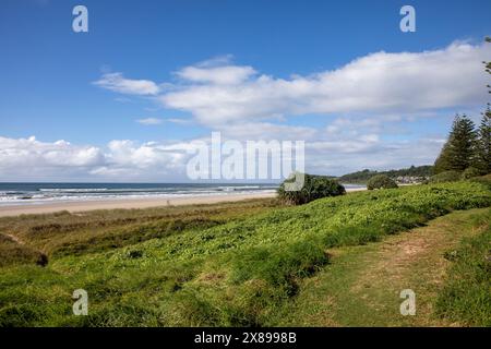 Lennox dirigez-vous sur la côte est de la Nouvelle-Galles du Sud et sur la plage de Seven Mile Beach lors de la glorieuse journée ensoleillée d'automne en 2024, sur la côte australienne. Banque D'Images