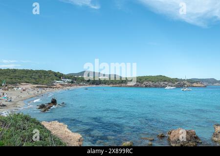 Panorama sur la plage touristique de Cala Nova sur l'île d'Ibiza en été 2024. Banque D'Images