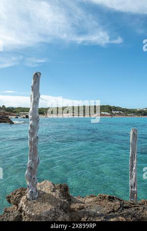 Panorama sur la plage touristique de Cala Nova sur l'île d'Ibiza en été 2024. Banque D'Images