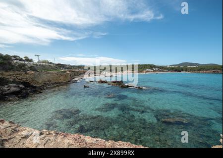 Panorama sur la plage touristique de Cala Nova sur l'île d'Ibiza en été 2024. Banque D'Images