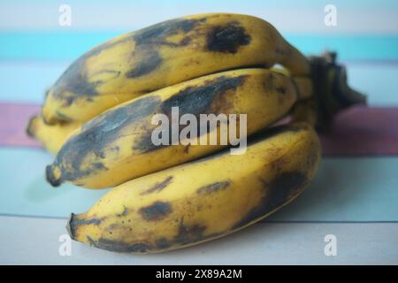 comparer une banane pourrie avec une banane mûre sur fond blanc Banque D'Images