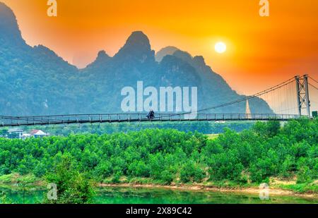 Paysage de pont suspendu sur la rivière dans le village de Phong Nha Ke Bang National Park, Quang Binh, Vietnam Banque D'Images