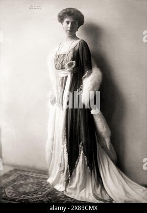 1912 c. , Munchen , ALLEMAGNE : la princesse allemande ALEXANDRA d'EDIMBOURG ( 1878 - 1942 ), née Princesse de HOHENLOE-LANGENBURG du LIECHTENSTEIN . Marié au prince Ernst II Prince de Hohenlohe-Langenburg ( 1863 - 1950 ). Fille d'Alfred Duc d'Édimbourg et de Saxe-Cobourg et Gotha ( 1844 - 1900 ) et de la grande-duchesse Maria Alexandrovna de Russie ( 1853 - 1920). Grand-augeur de la reine Victoria d'Angleterre et du tsar Alexandre II de Russie . Photo par Atelier ELVIRA , Munchen . - HOHENZOLLERN - Alessandra di Sassonia-Coburgo-Gotha - Sassonia Coburgo Gotha - HISTOIRE - FOTO STOR Banque D'Images