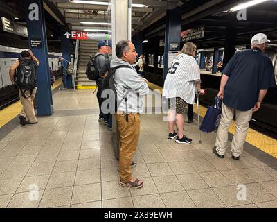 Les navetteurs attendent leurs trains à la gare de Bwy/Lafayette à Manhattan à New York. Banque D'Images