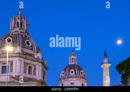 Paysage urbain de Rome depuis la Piazza Venezia, où la via dei Fori Imperiali et la via del Corso se croisent, avec Santa Maria di Loreto et la colonne de Trajan. Banque D'Images