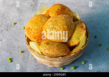 Nourriture indienne 'Matar ki kachori' faite de pois verts et de farine. Banque D'Images