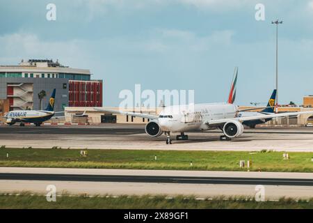 Un avion Emirates stationné sur l'aire de trafic de l'aéroport international de Malte, Malte Banque D'Images