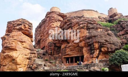 INDE, KARNATAKA, Bagalkot, novembre 2023, touriste aux grottes de Badami, grottes Chalukya du 6ème siècle, Badami Banque D'Images