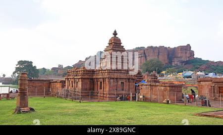 INDE, KARNATAKA, Bagalkot, novembre 2023, touriste à Bhootanaatha Gudi sur la rive du lac Agasthya, temple du XIe siècle, Badami Banque D'Images