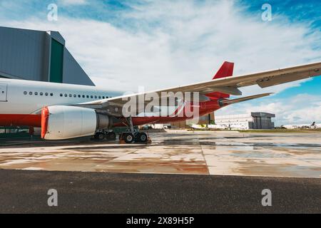 Un Airbus A330 non marqué avec des couvercles de moteur stationné à l'aéroport international de Malte pour entretien Banque D'Images