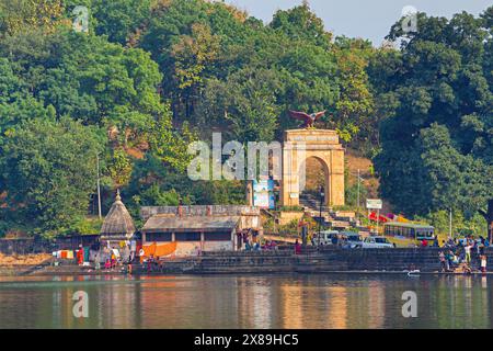 INDE, MAHARASHTRA, NAGPUR, novembre 2023, dévot à l'ancien temple sur la rive du lac Ambala, Ramtek Banque D'Images