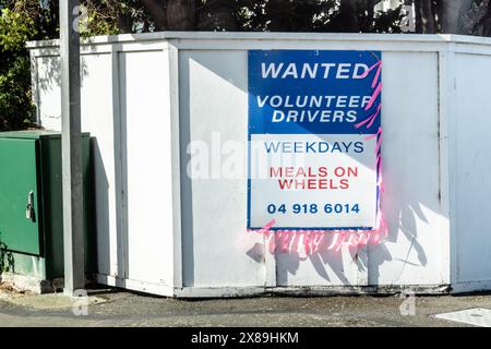 Signez dans la ville à la recherche de chauffeurs bénévoles pour une demande accrue de repas sur roues livraisons pendant Banque D'Images