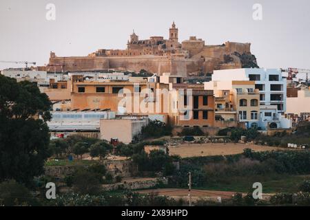 Cittadella se trouve au sommet d'une colline sur l'île de Gozo, Malte. La citadelle remonte à l'âge du bronze Banque D'Images