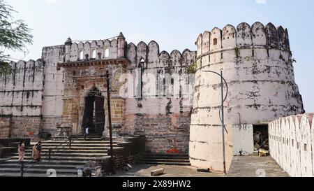 INDE, MAHARASHTRA, NAGPUR, novembre 2023, touriste à l'entrée Fort de Ramtek Banque D'Images