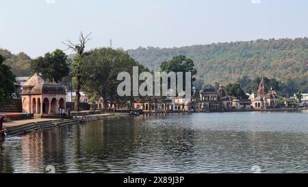 INDE, MAHARASHTRA, NAGPUR, novembre 2023, touriste aux temples antiques sur la rive du lac Ambala, Ramtek Banque D'Images