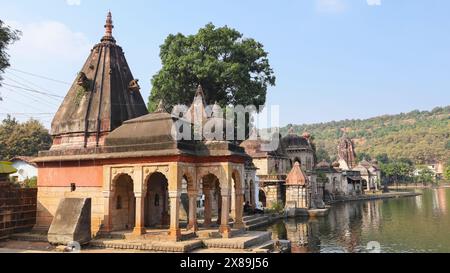 INDE, MAHARASHTRA, NAGPUR, novembre 2023, touriste aux temples antiques sur la rive du lac Ambala, Ramtek Banque D'Images