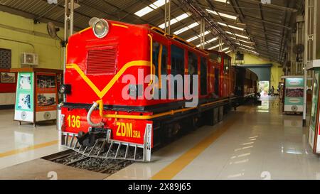 INDE, MAHARASHTRA, NAGPUR, novembre 2023, moteur de chemin de fer à vapeur dans le Musée ferroviaire à voie étroite, Nagpur, Maharashtra, Inde. Banque D'Images