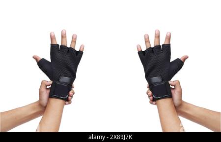 Gants de vélo sur fond blanc. Équipement de gymnastique. Fitness. Gants d'entraînement utilisés pour protéger les mains Banque D'Images