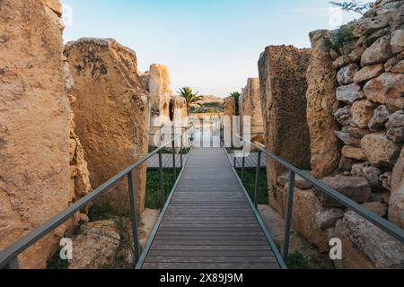 Un chemin de visite à Ġgantija, un complexe de temples mégalithiques à Gozo, Malte. L'une des plus anciennes structures du monde, datant de plus de 5 600 ans Banque D'Images