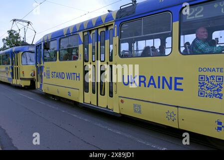Stand avec l'Ukraine peint tram traversant le pont historique de la Légion ou la plupart Legií, Prague, mai 2024 Banque D'Images