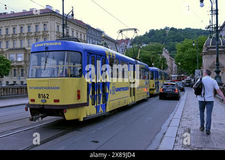 Stand avec l'Ukraine peint tram traversant le pont historique de la Légion ou la plupart Legií, Prague, mai 2024 Banque D'Images