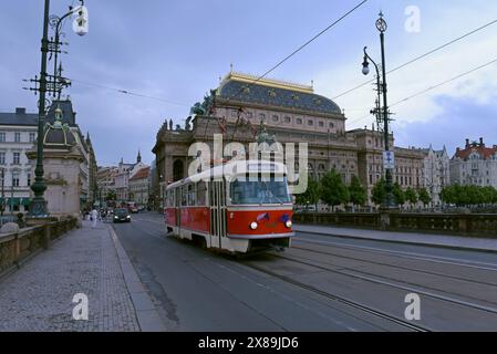 Tramway du Vieux Prague traversant le pont historique de la Légion ou la plupart des Legií, Prague, mai 2024 Banque D'Images