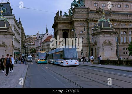 Tramways de la ville de Prague traversant le pont historique de la Légion ou la plupart des Legií, Prague, mai 2024 Banque D'Images