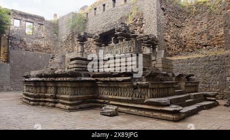 Ancienne ruine Shiva Temple à l'intérieur du Campus du Fort de Bhuikot, Solapur, Maharashtra, Inde. Banque D'Images