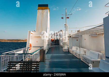 L'entonnoir sur le ferry sur le canal de Gozo lors d'un après-midi ensoleillé à Malte, prenant des passagers et des véhicules entre l'île de Gozo et le continent Banque D'Images