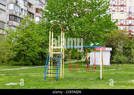 Aire de jeux colorée sur cour sans enfants. Concept d'enfance de quartier urbain Banque D'Images