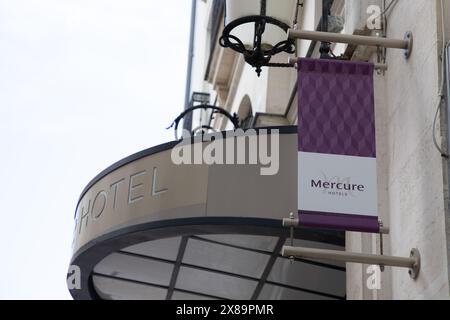 nantes , France - 05 22 2024 : hôtel mercure texte marque Hostel et logo panneau bâtiment façade murale dans la rue Banque D'Images