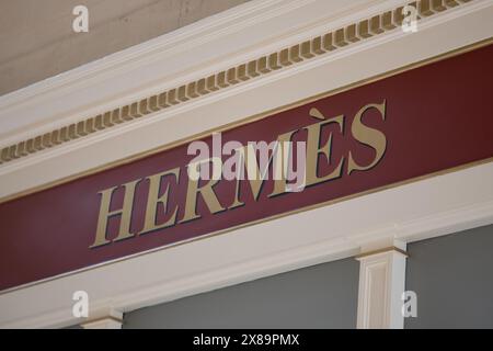 Bordeaux , France - 05 22 2024 : logo hermès marque et texte sur panneau mural de façade de magasin dans la principale rue commerçante de la ville Banque D'Images