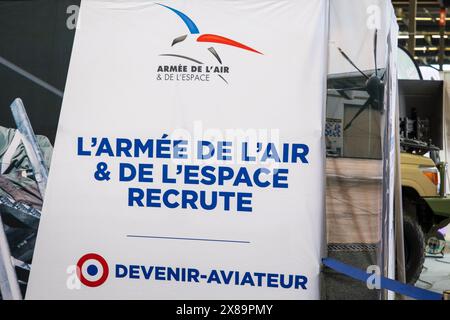 Bordeaux , France - 05 22 2024 : logo du panneau de recrutement de l'armée française dans le bureau du panneau et le centre d'information armée de l'air Banque D'Images