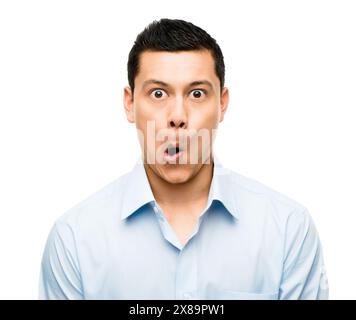 Homme d'affaires, portrait et visage drôle en studio pour la comédie ou la blague isolé sur fond blanc. Comédie, comique et employé ludique avec de grands yeux Banque D'Images