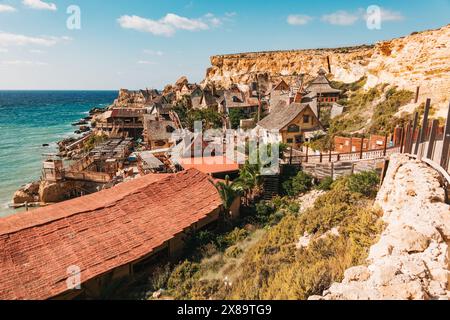 Cabanes en bois de Popeye Village à Anchor Bay, Malte. Construit à l'origine comme un décor de cinéma pour la comédie musicale des années 1980 'Popeye', maintenant une attraction touristique majeure Banque D'Images